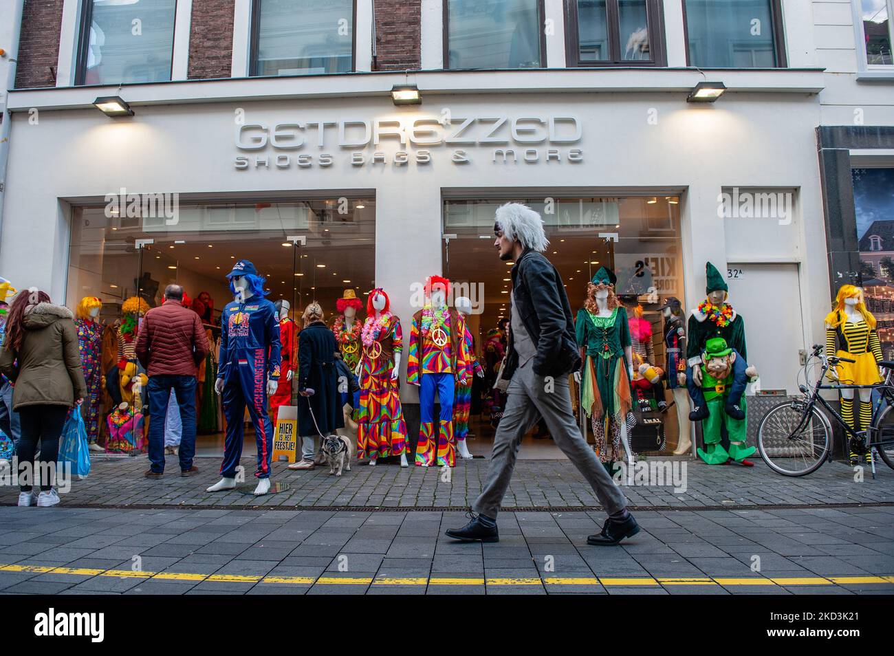 Ein Mann mit Einsteins Perücke geht am 26.. Februar 2022 vor einem Kostümgeschäft vorbei, zu Beginn des Karnevals in Breda. (Foto von Romy Arroyo Fernandez/NurPhoto) Stockfoto