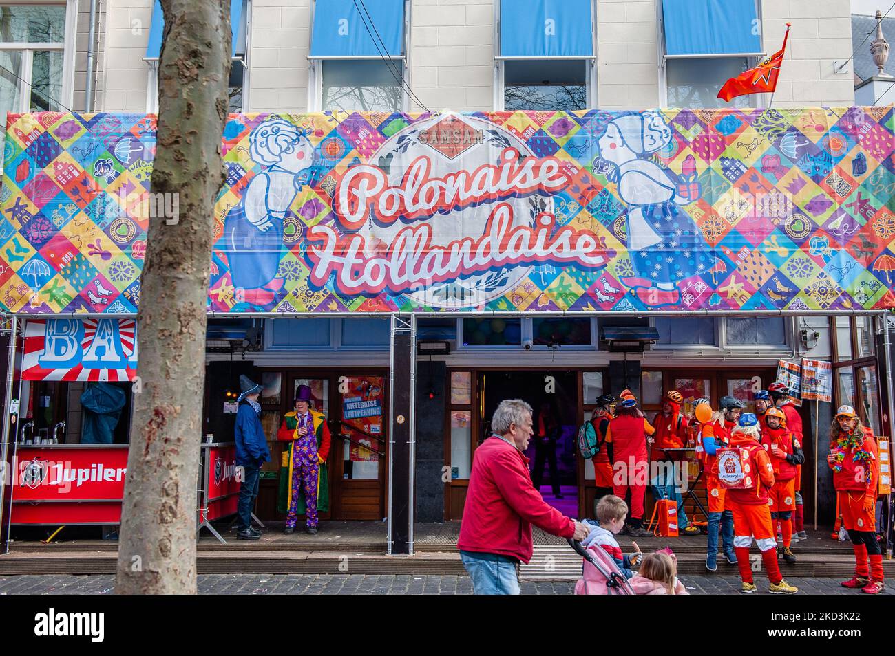 Menschen in orangefarbenen Kostümen trinken bereits vor einer Kneipe, die zu Beginn des Karnevals am 26.. Februar 2022 in Breda dekoriert wurde. (Foto von Romy Arroyo Fernandez/NurPhoto) Stockfoto