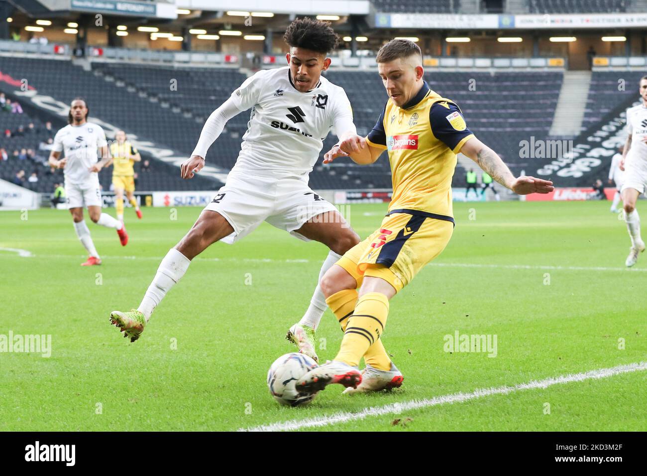 Bolton Wanderers Declan John wird von Milton Keynes Dons Kaine Kesler Hayden während der ersten Hälfte des Sky Bet League 1-Spiels zwischen MK Dons und Bolton Wanderers am Samstag, den 26.. Februar 2022 im Stadium MK, Milton Keynes, herausgefordert. (Foto von John Cripps/MI News/NurPhoto) Stockfoto