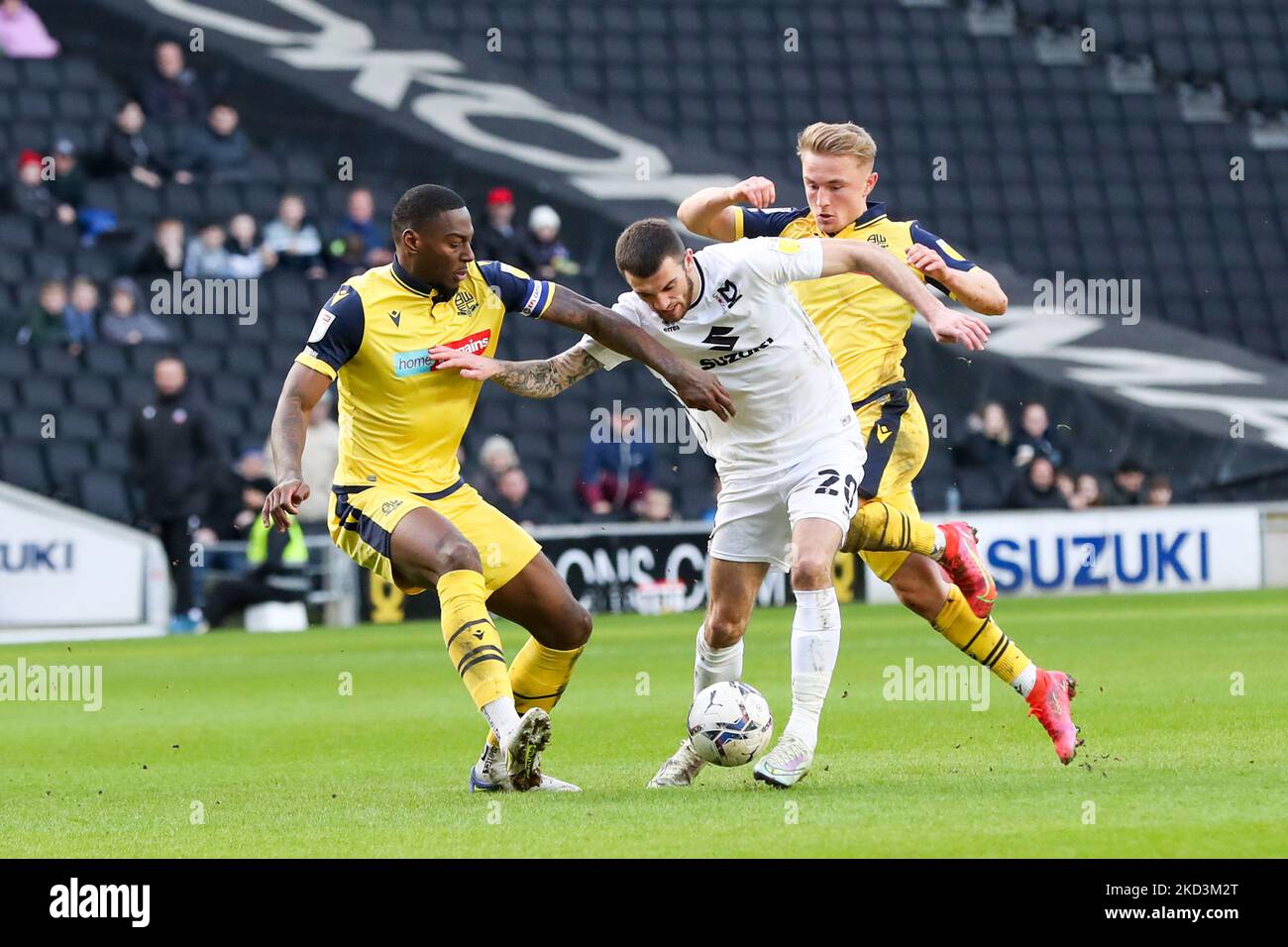 Milton Keynes Dons Troy Parrott wird am Samstag, den 26.. Februar 2022, vom Kapitän der Bolton Wanderers Ricardo Santos in der zweiten Hälfte des Sky Bet League 1-Spiels zwischen MK Dons und Bolton Wanderers im Stadium MK, Milton Keynes, angegangen. (Foto von John Cripps/MI News/NurPhoto) Stockfoto