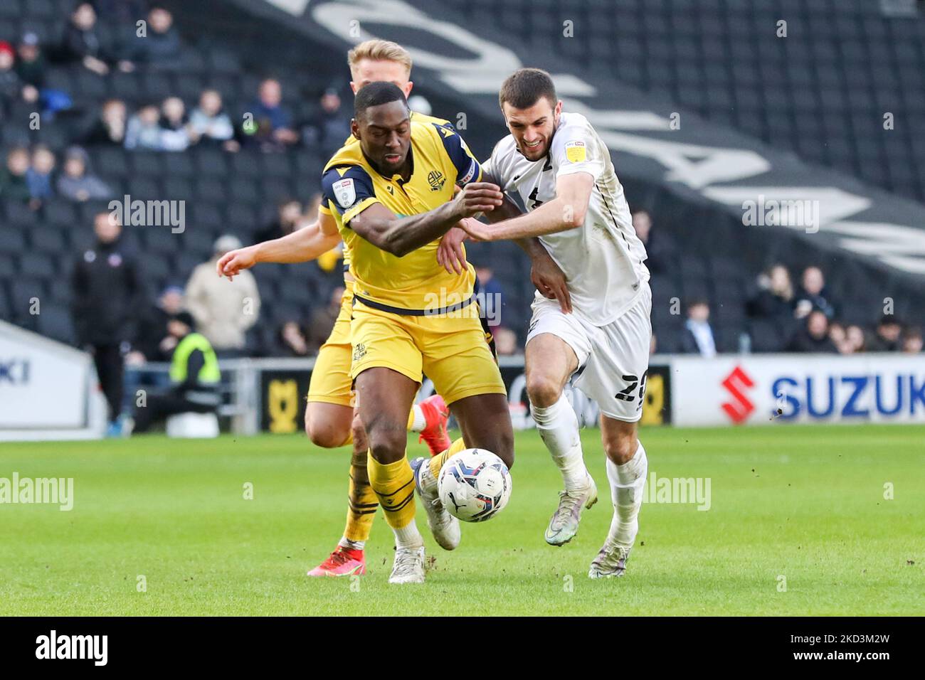 Milton Keynes Dons Troy Parrott wird am Samstag, den 26.. Februar 2022, vom Kapitän der Bolton Wanderers Ricardo Santos in der zweiten Hälfte des Sky Bet League 1-Spiels zwischen MK Dons und Bolton Wanderers im Stadium MK, Milton Keynes, angegangen. (Foto von John Cripps/MI News/NurPhoto) Stockfoto