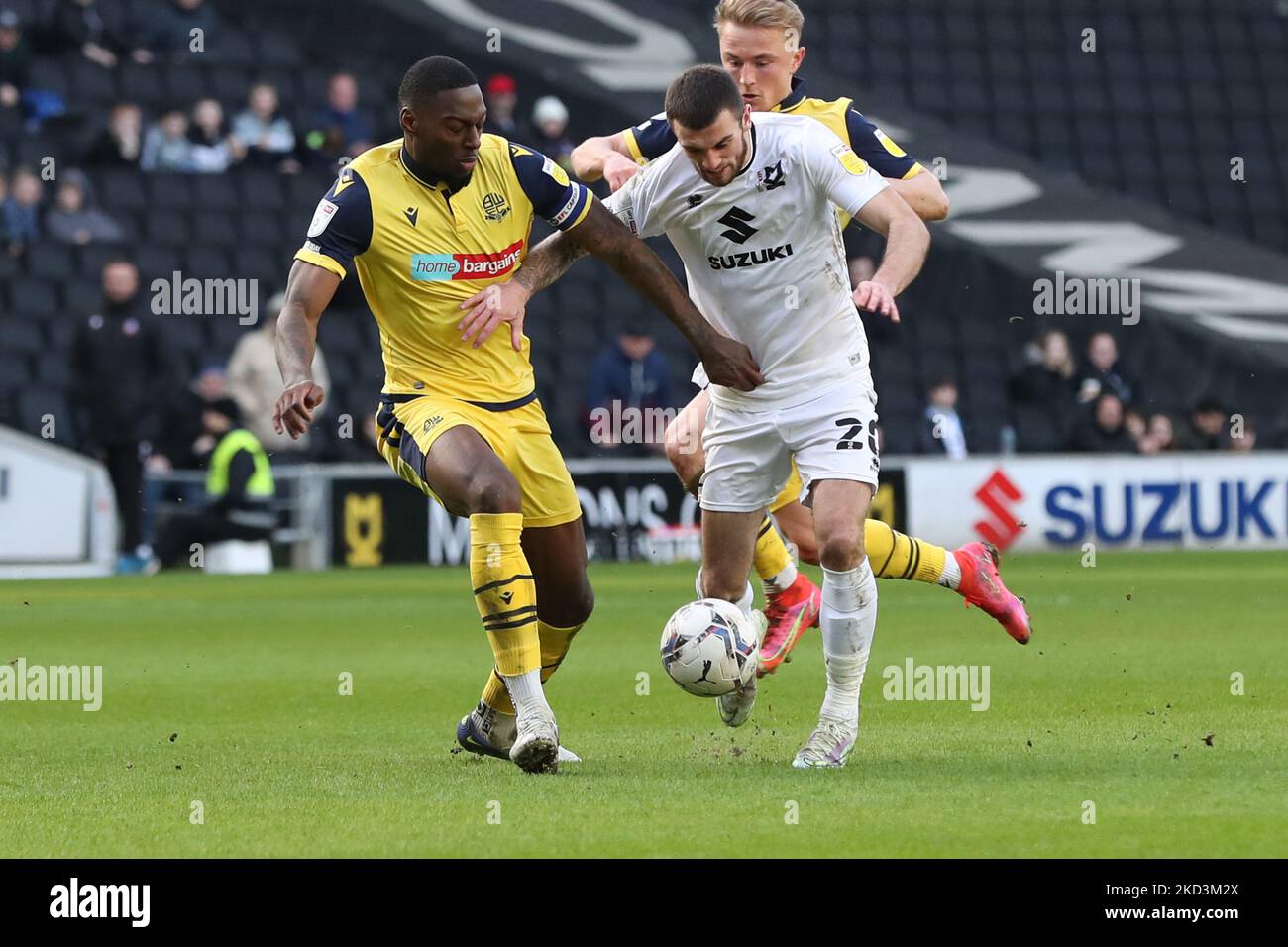 Milton Keynes Dons Troy Parrott wird am Samstag, den 26.. Februar 2022, vom Kapitän der Bolton Wanderers Ricardo Santos in der zweiten Hälfte des Sky Bet League 1-Spiels zwischen MK Dons und Bolton Wanderers im Stadium MK, Milton Keynes, angegangen. (Foto von John Cripps/MI News/NurPhoto) Stockfoto