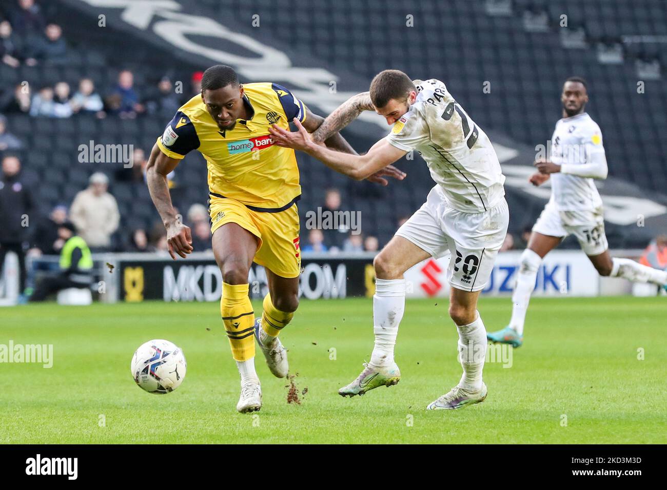 Milton Keynes Dons Troy Parrott wird am Samstag, den 26.. Februar 2022, vom Kapitän der Bolton Wanderers Ricardo Santos in der zweiten Hälfte des Sky Bet League 1-Spiels zwischen MK Dons und Bolton Wanderers im Stadium MK, Milton Keynes, angegangen. (Foto von John Cripps/MI News/NurPhoto) Stockfoto