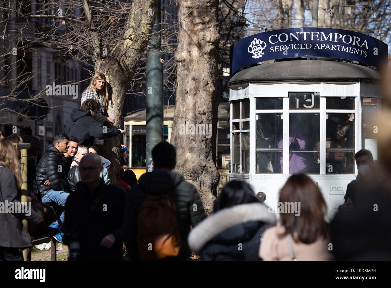 Ein Gast ist auf der Fashion Show Dolce &amp; Gabbana während der Milan Fashion Week Herbst/Winter 2022/2023 am 26.. Februar 2022 in Mailand, Italien, zu sehen. (Foto von Cinzia Camela/LiveMedia/NurPhoto) Stockfoto