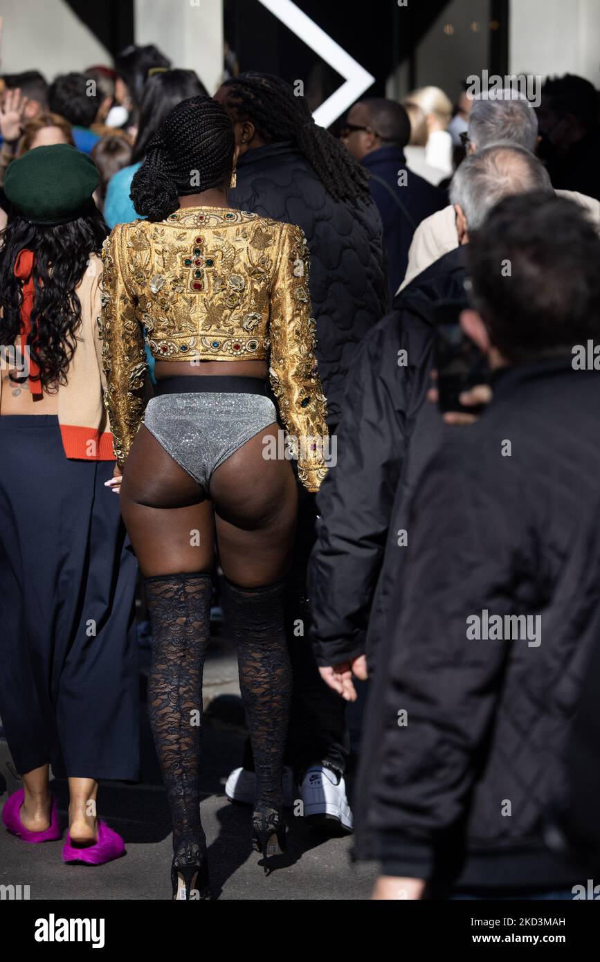 Ein Gast ist auf der Fashion Show Dolce &amp; Gabbana während der Milan Fashion Week Herbst/Winter 2022/2023 am 26.. Februar 2022 in Mailand, Italien, zu sehen. (Foto von Cinzia Camela/LiveMedia/NurPhoto) Stockfoto