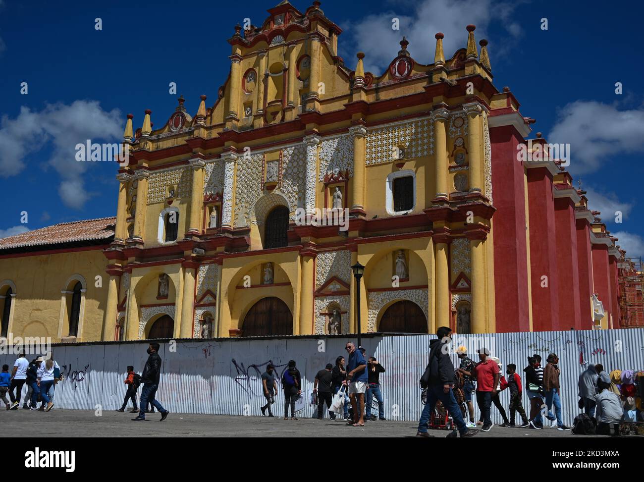 Belebter Platz vor der Kathedrale San Cristobal de las Casas. Am Samstag, den 26. Februar 2022, in San Cristobal de las Casas, Chiapas, Mexiko. (Foto von Artur Widak/NurPhoto) Stockfoto