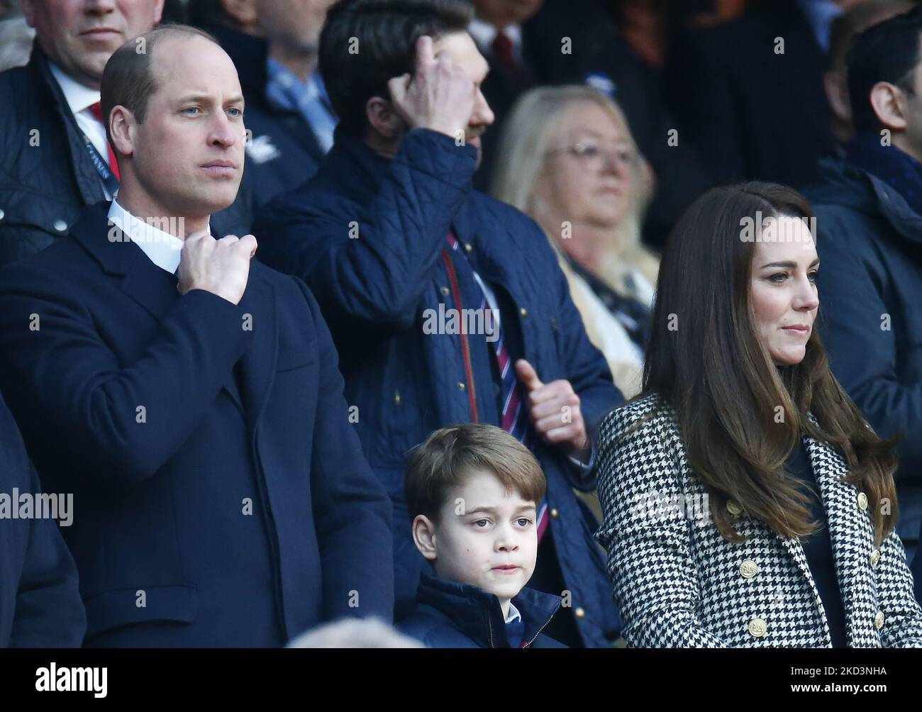 L-RPrince William, der Duke of Cambridge, Patron der Welsh Rugby Union George und seine Mutter Kate, die Herzogin von Cambridge, Patron der Rugby Football Union während des Guinness Six Nations-Spiels zwischen England und Wales, am 26.. Februar 2022 im Twickenham Stadium in London, England (Foto by Action Foto Sport/NurPhoto) Stockfoto