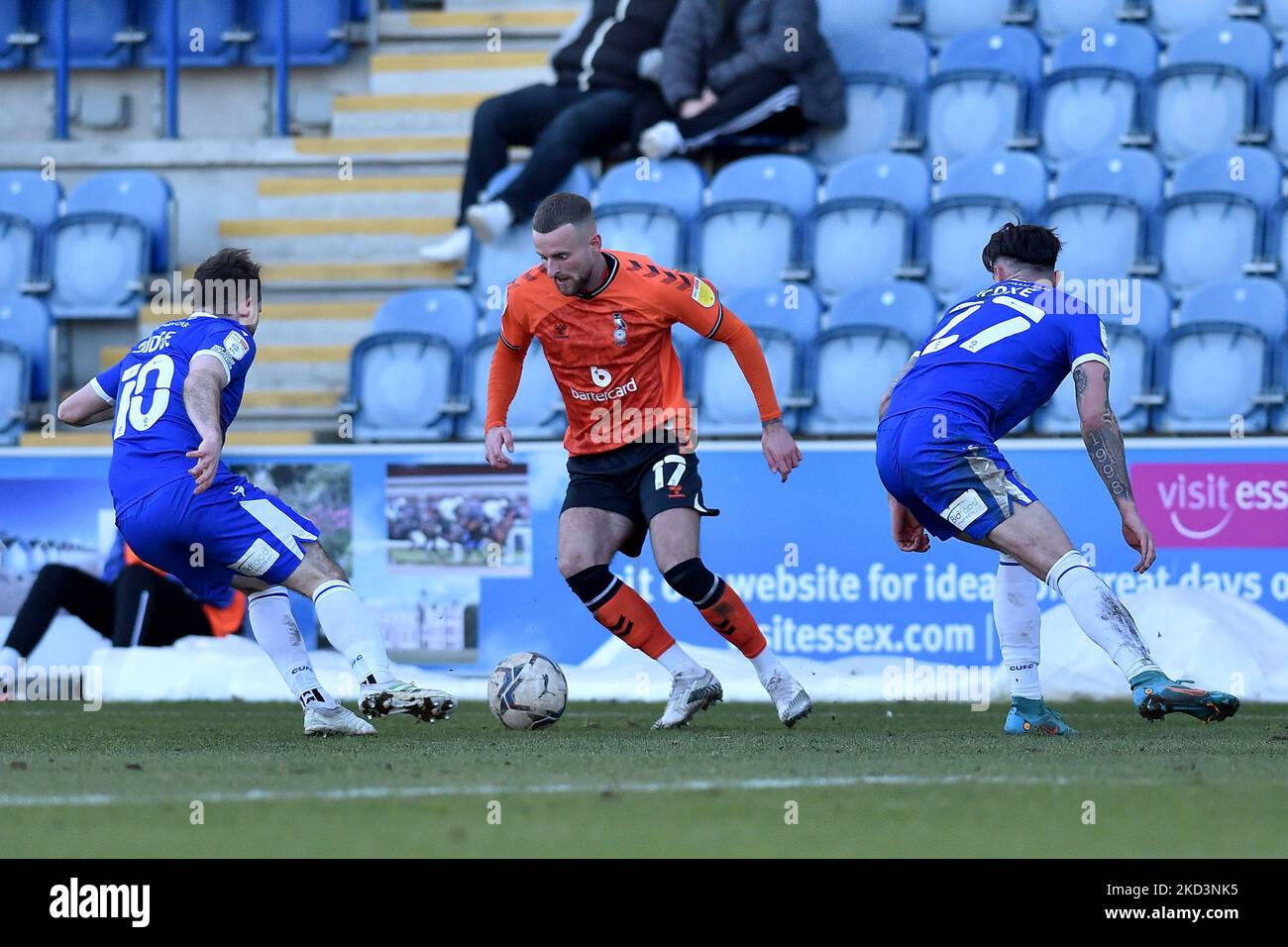 Jack Stobbs von Oldham Athletic tobt mit Alan Judge von Colchester United und Cameron Coxe von Colchester United während des Spiels der Sky Bet League 2 zwischen Colchester United und Oldham Athletic am Samstag, den 26.. Februar 2022 im Weston Homes Community Stadium, Colchester. (Foto von Eddie Garvey/MI News/NurPhoto) Stockfoto