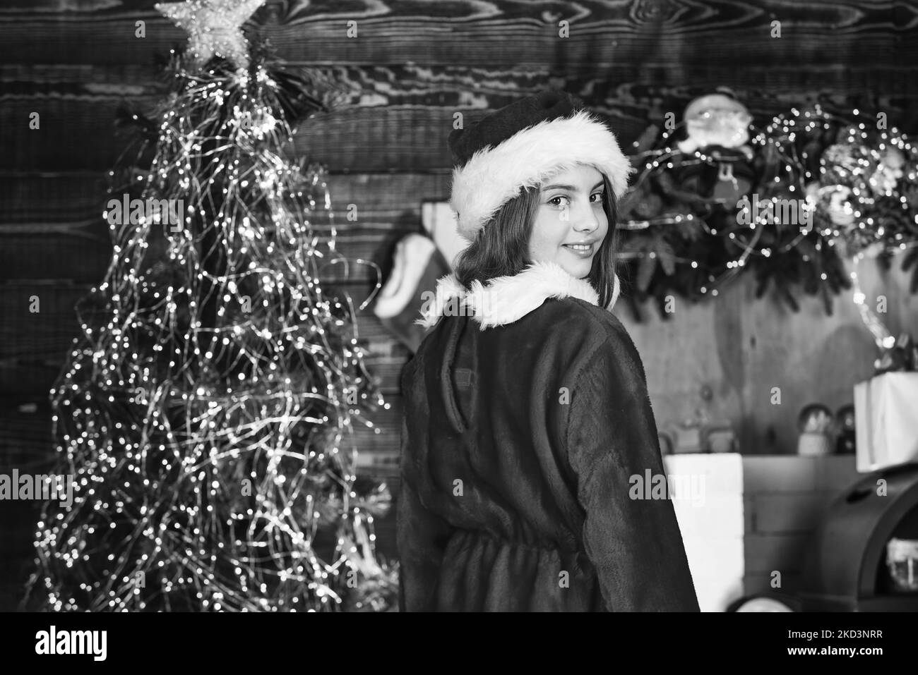 Kleines Mädchen feiern weihnachten. Vermietung von Urlaubszubehör