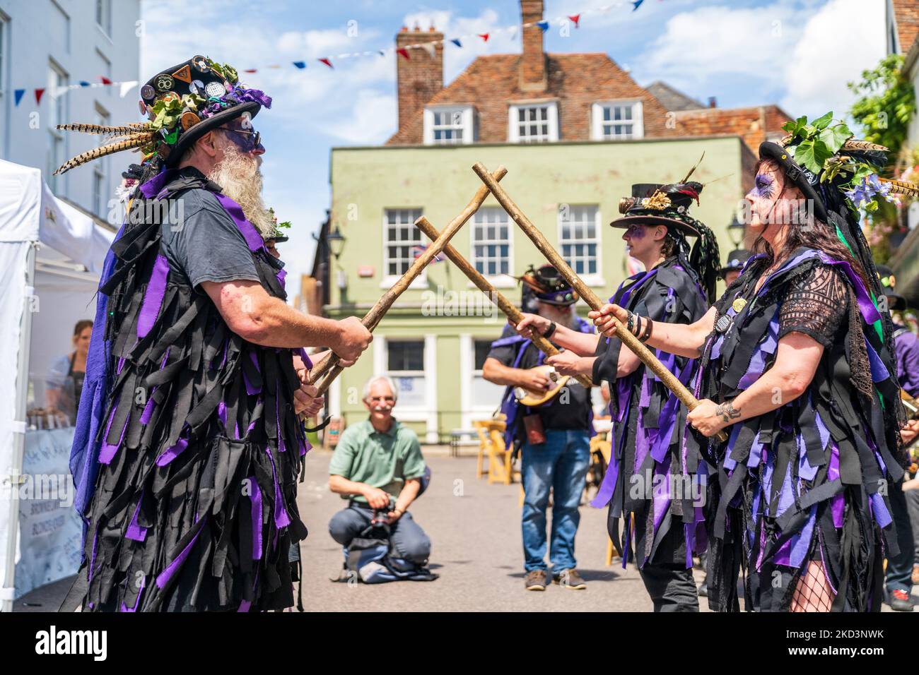 Folk Morris Tänzer, der Black Swan Border Morris Side, tanzen im Sommer in den Straßen der historischen mittelalterlichen Stadt Sandwich in Kent. Stockfoto