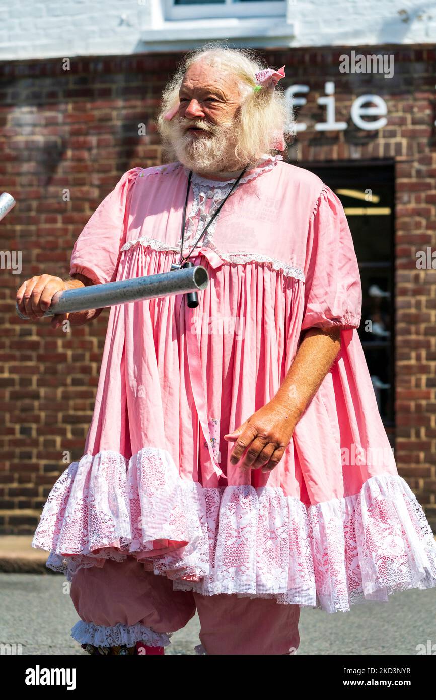 Tradition Morris Tänzer von Royal Liberty Morris, gekleidet als Narr der Seite. In pinkem viktorianischem Nachtkleid. Charaktervolles Gesicht und buschiger Bart. Stockfoto