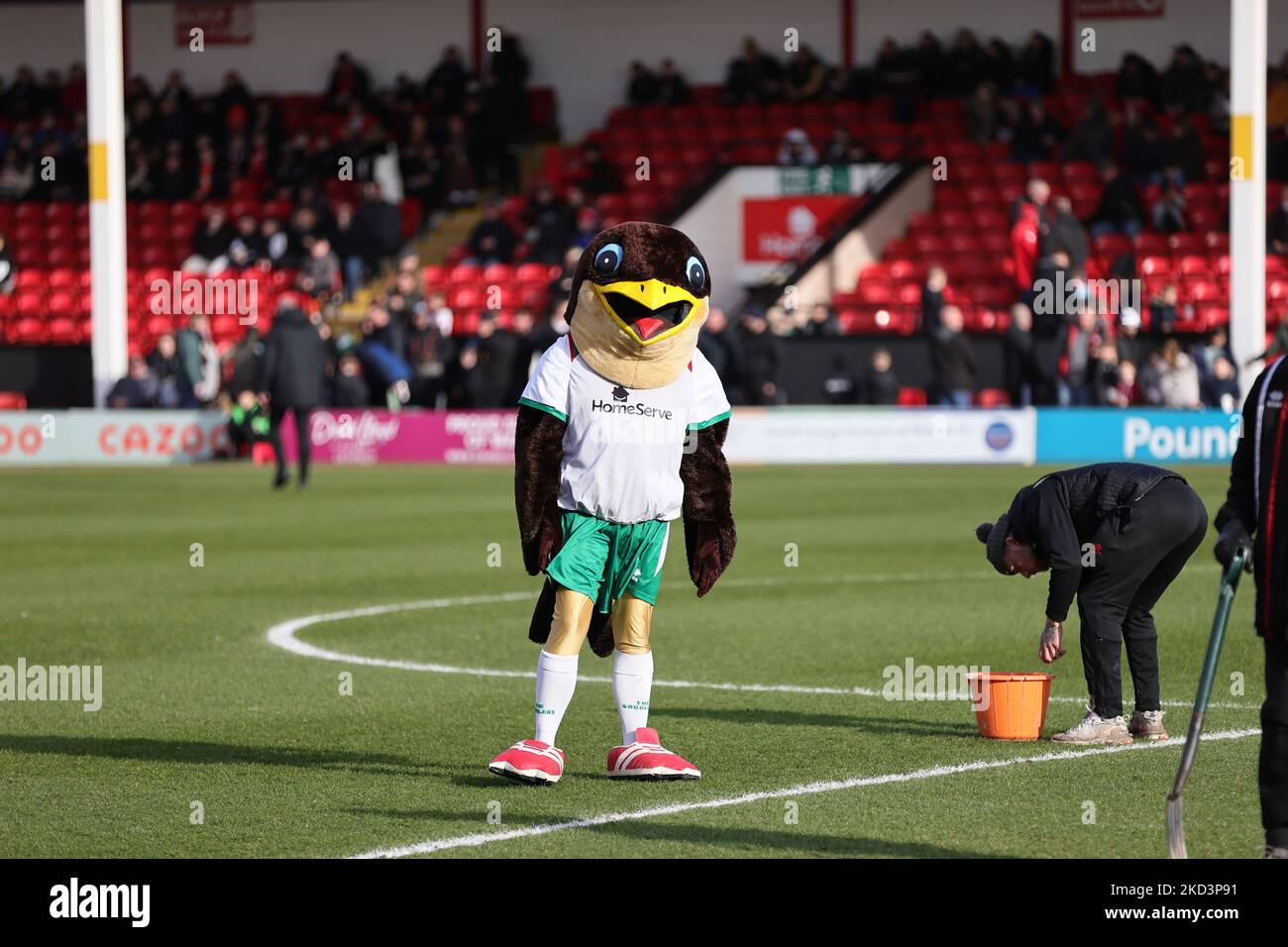 Swifty, das Maskottchen von Walsall, wird am Samstag, den 26.. Februar 2022 beim Spiel der Sky Bet League 2 zwischen Walsall und Hartlepool United im Banks' Stadium in Walsall vor dem Start gesehen. (Foto von James Holyoak/MI News/NurPhoto) Stockfoto