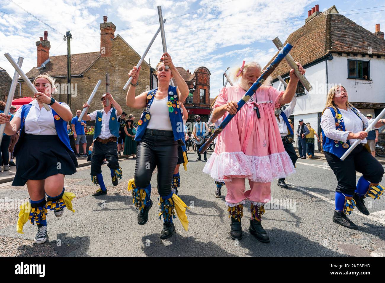 Folk Morris Tänzer und Narr, die Royal Liberty Morris Seite, tanzen im Sommer in den Straßen der historischen mittelalterlichen Stadt Sandwich in Kent. Stockfoto