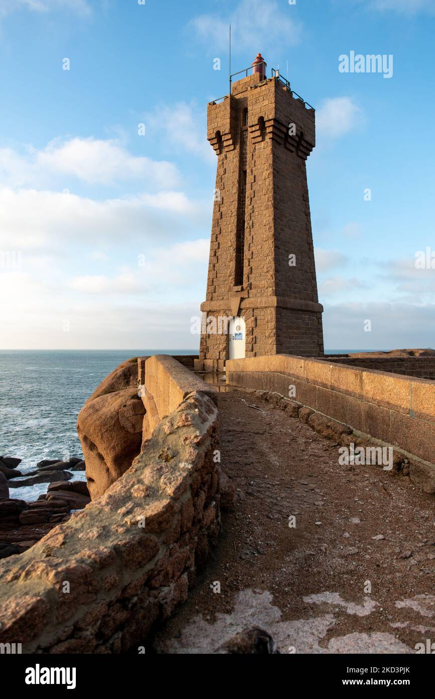 Frankreich, Ploumenach, 2022-01-13. Brücke, die zum Leuchtturm von Mean Ruz an der rosafarbenen Granitküste führt. Foto von Alexander BEE / Hans Lucas. Frankreich, Stockfoto