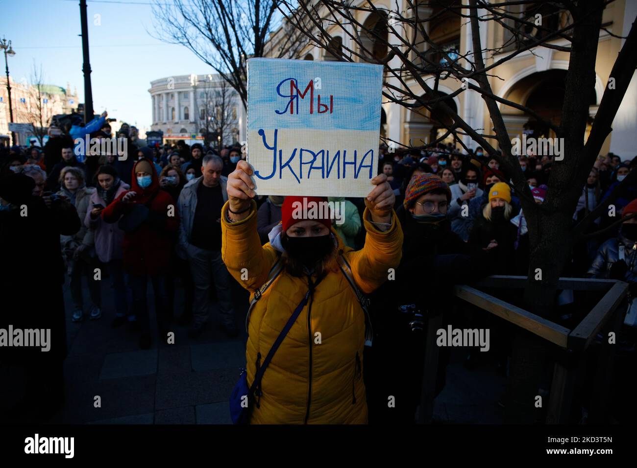 Teilnehmer der Kundgebung im Zentrum von St. Petersburg gegen militärische Aktionen auf dem Gebiet der Ukraine. Sankt Petersburg, Russland. 27. Februar 2022 (Foto von Valya Egorshin/NurPhoto) Stockfoto