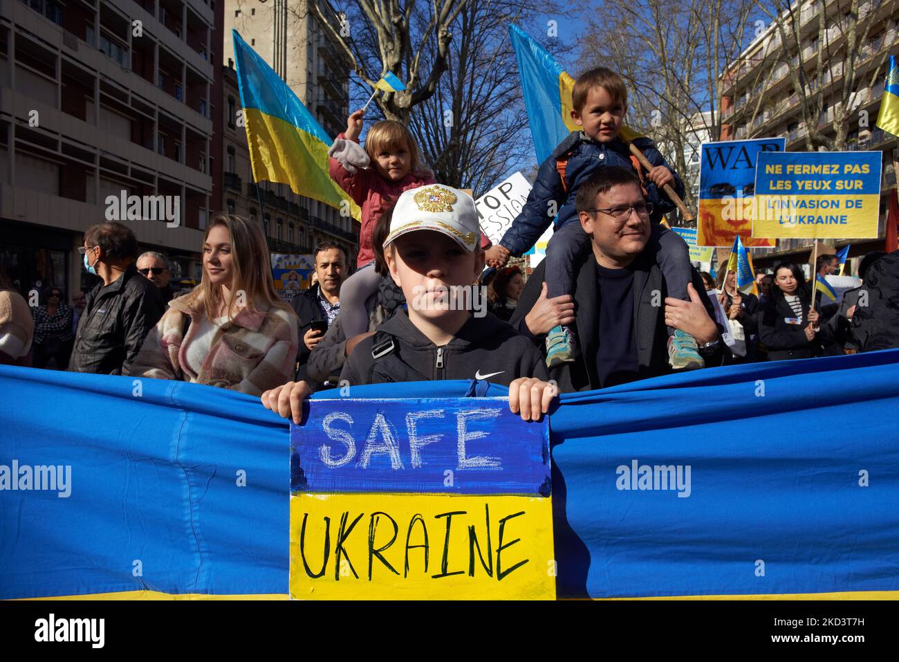 Tausende von Menschen marschierten in Toulouse gegen den Krieg des russischen Präsidenten Wladimir Putin gegen die Ukraine, weniger als eine Woche nach Beginn der Offensivoffensivzeit. Die Ukrainer waren zahlreich, da Toulouse eine wichtige Gemeinschaft von Ukrainern hat. Toulouse ist mit Kiew verbunden. Frankreich hat seinen Luftraum für russische Flugzeuge gesperrt und Russland wird schrittweise vom SWIFT-Bankensystem abgeschnitten. Putin hat gesagt, dass er seine nuklearen Verteidigungskräfte in höchste Alarmbereitschaft gebracht hat. Toulouse. Frankreich. Februar 27. 2021. (Foto von Alain Pitton/NurPhoto) Stockfoto