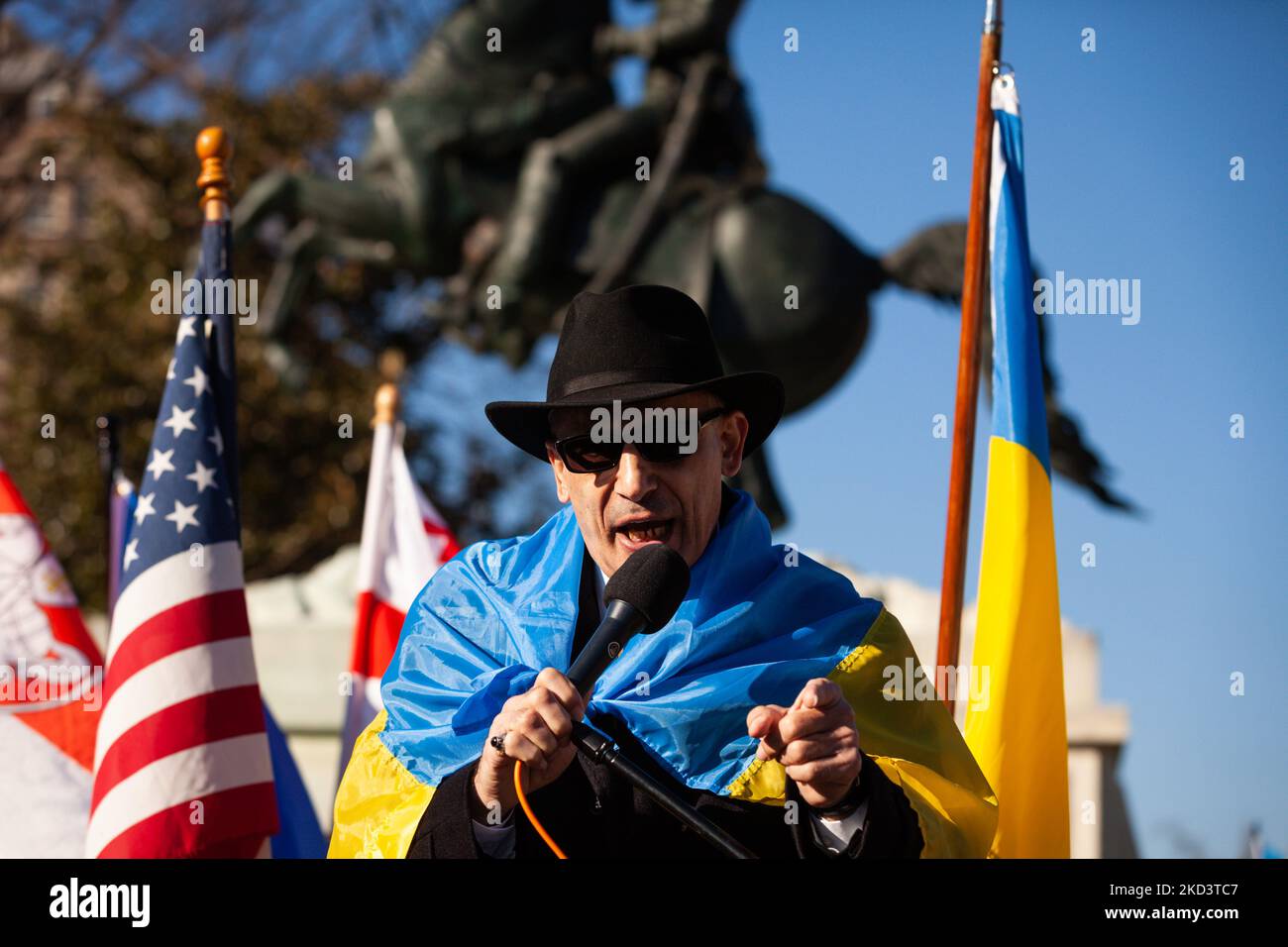 Ramis Yunus, ehemaliger Stabschef des aserbaidschanischen parlaments, spricht während einer Kundgebung im Weißen Haus für die Ukraine. Tausende von Menschen aus den Vereinigten Staaten versammelten sich, um den USA und anderen Ländern für ihre Hilfe zu danken und eine Flugverbotszone und andere Hilfe für die Ukraine zu fordern. Die Veranstaltung wurde von United Help Ukraine und US-ukrainischen Aktivisten gesponsert, sowohl von US-amerikanischer Hilfsorganisation als auch von Interessenvertretung (Foto: Allison Bailey/NurPhoto) Stockfoto