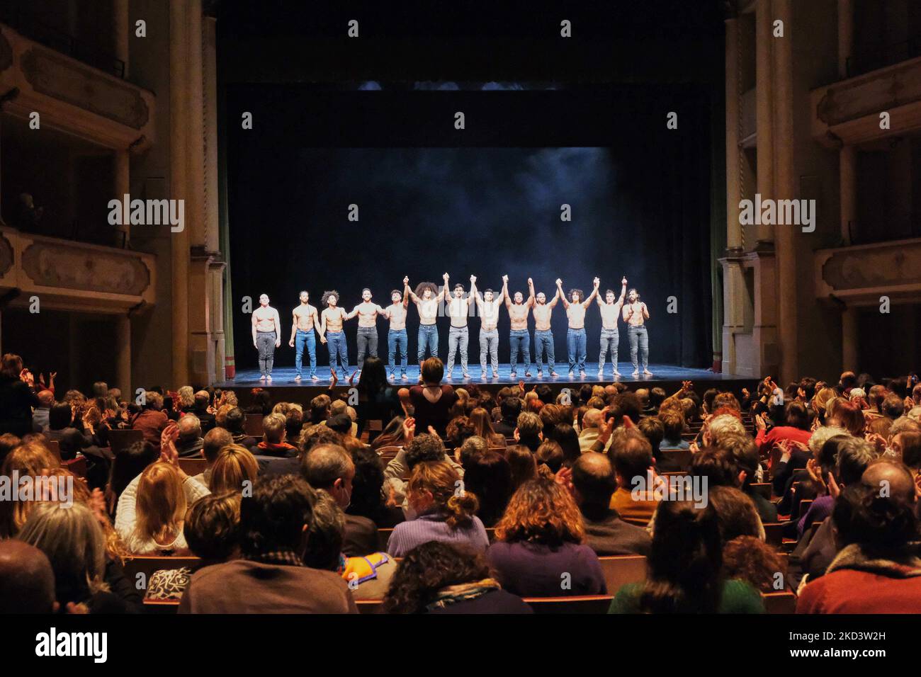 Les nuits barbares ou les premieren matins di monde während des Theaters Les nuits barbares ou les premieren matins di monde am 25. Februar 2022 im Teatro Ristori in Verona, Italien (Foto: Maria Cristina Napolitano/LiveMedia/NurPhoto) Stockfoto