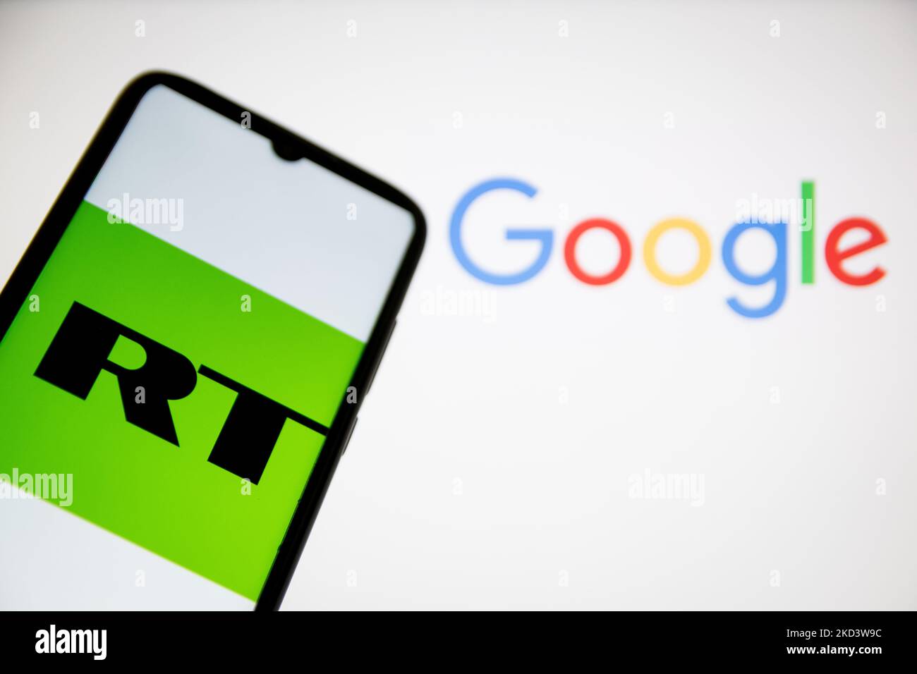 In dieser Abbildung ist ein RT News-Logo zu sehen, das auf einem Smartphone-Bildschirm mit einem Google-Logo im Hintergrund in Athen, Griechenland, am 28. Februar 2022 angezeigt wird. Google blockiert die Downloads der russischen RT News-App auf ukrainischem Territorium. (Foto-Illustration von Nikolas Kokovlis/NurPhoto) Stockfoto