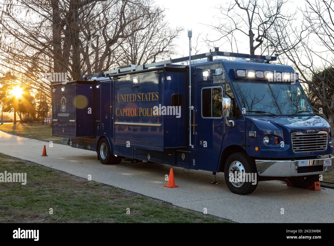 Am 27. Februar 2022 wird vor der Rede von Präsident Biden zur Lage der Union und vor der Ankunft mehrerer LKW-Konvois mit Anti-Impfmandat in der Stadt in den kommenden Tagen ein Kommandofahrzeug der US-Capitol Police vor dem Capitol-Gebäude in Washington, D.C. gesehen (Foto: Bryan Olin Dozier/NurPhoto) Stockfoto