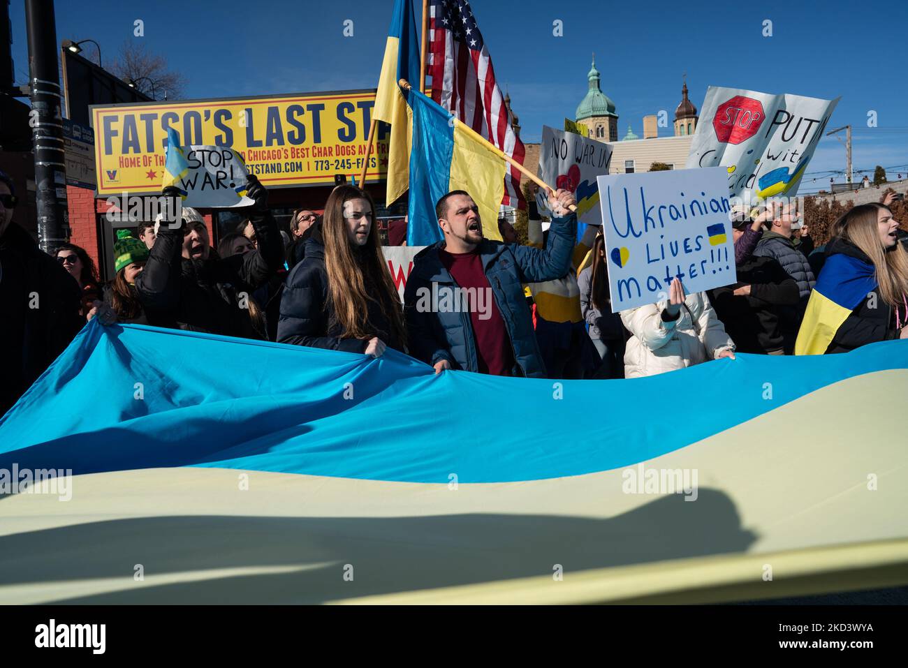 Demonstranten versammeln sich zur Unterstützung der Ukraine im ukrainischen Dorf von Chicago und protestieren gegen die fortgesetzte Invasion Russlands in der Ukraine am 27. Februar 2022 in Chicago, IL. (Foto von Max Herman/NurPhoto) Stockfoto