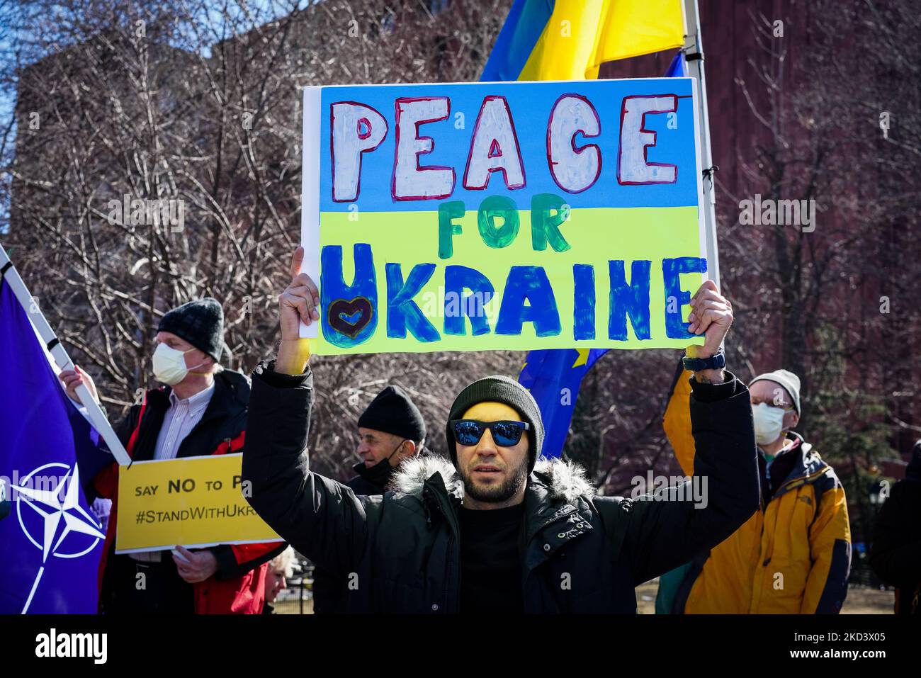 Ein Protestant hält ein Zeichen während einer Demonstration zur Unterstützung der Ukraine im Washington Square Park am Sonntag, den 27. Februar 2022 in New York, NY. Wladimir Putin kündigte heute an, dass die Atomkräfte als Reaktion auf aggressive Erklärungen führender NATO-Mächte in Hochwarnung gebracht werden würden. (Erin Lefevre/NurPhoto) (Foto von Erin Lefevre/NurPhoto) Stockfoto