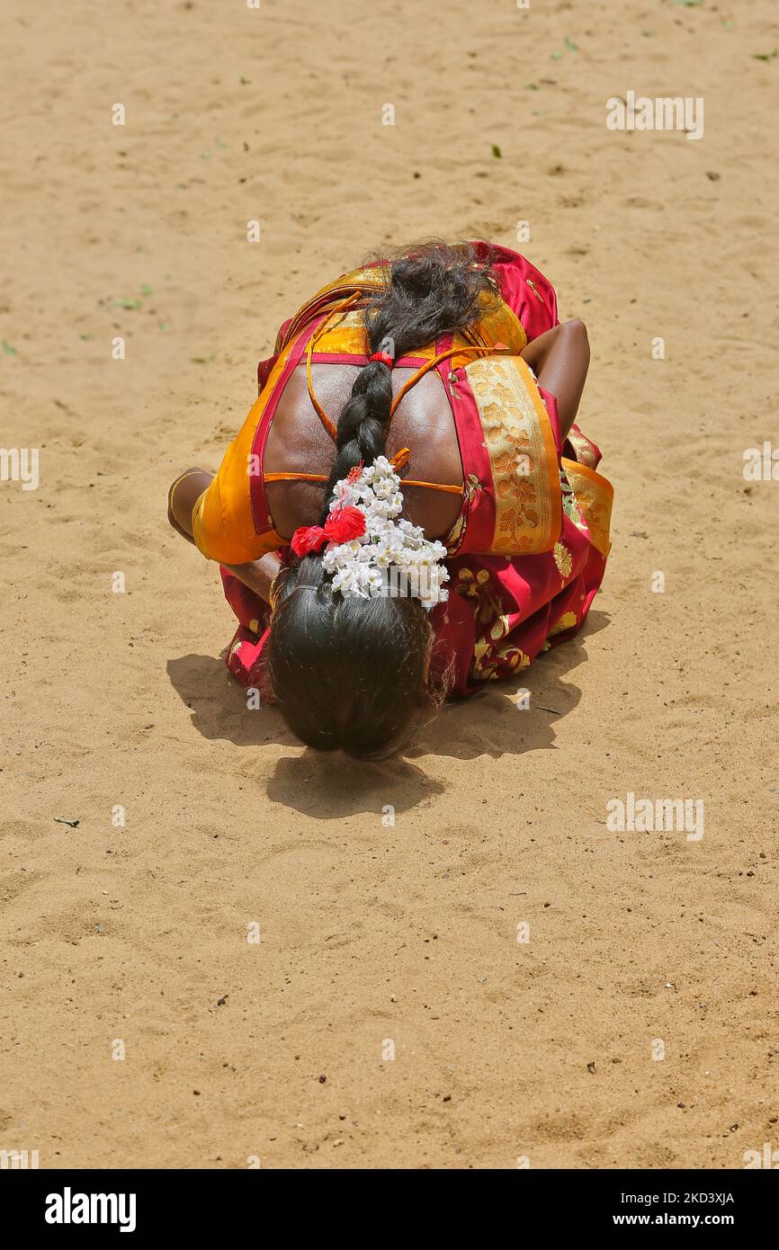 Tamilische Hindu-Frau, die während des Amman Ther Thiruvizha Festivals in Tellipalai, Nordprovinz, Sri Lanka, Gebete vor dem Tellipalai Amman Tempel anbetet. (Foto von Creative Touch Imaging Ltd./NurPhoto) Stockfoto