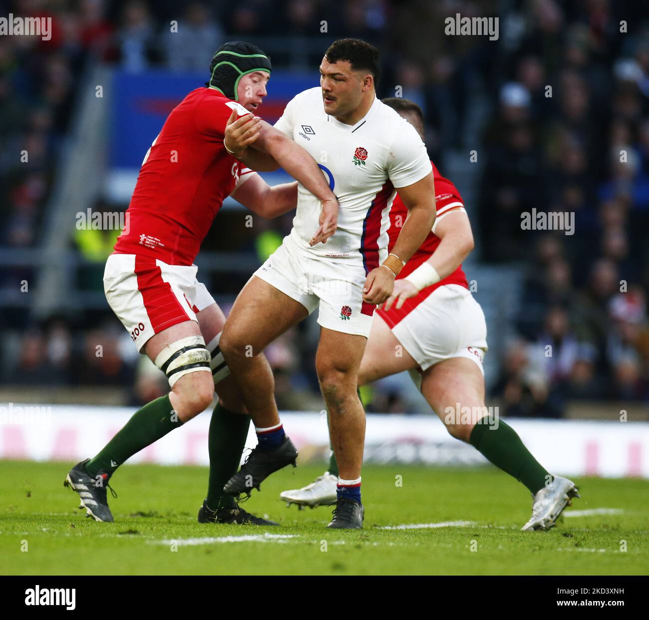 LONDON, ENGLAND - FEBRUAR 26:L-R Adam Beard aus Wales und Ellis Genge aus England beim Guinness Six Nations-Spiel zwischen England und Wales am 26.. Februar 2022 im Twickenham Stadium in London, England (Foto by Action Foto Sport/NurPhoto) Stockfoto