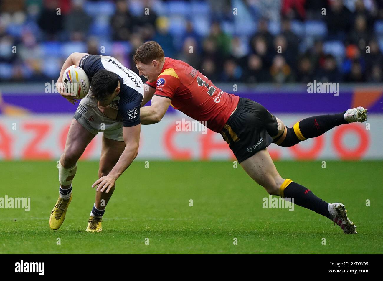Die Engländerin Herbie Farnworth (links) und Dan Russell aus Papua-Neuguinea sind während des Viertelfinalspiels der Rugby League im DW-Stadion Wigan in Aktion. Bilddatum: Samstag, 5. November 2022. Stockfoto