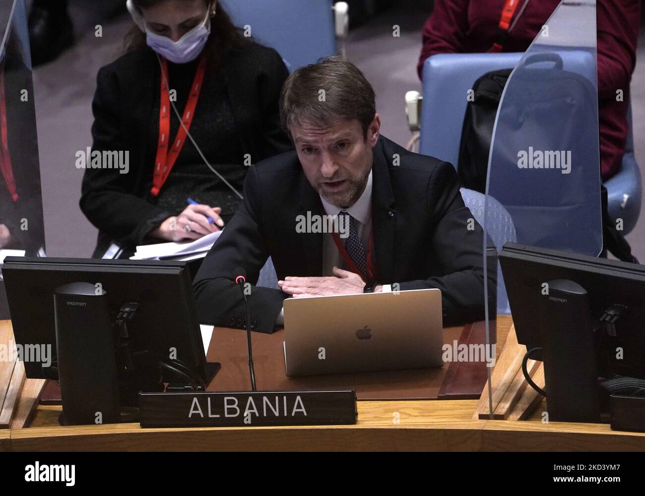 Ferit Hoxha aus Albanien und Mitglied des Sicherheitsrats spricht während der Sitzung des Sicherheitsrates über die Invasion der Ukraine am 28. Februar 2022 im Hauptquartier der Vereinten Nationen in New York City, USA. Der UN-Sicherheitsrat stimmte am Sonntag für die Durchführung einer seltenen Notfall-Sondersitzung der Generalversammlung, um den Angriff Russlands auf die Ukraine zu diskutieren. (Foto von John Lamparski/NurPhoto) Stockfoto