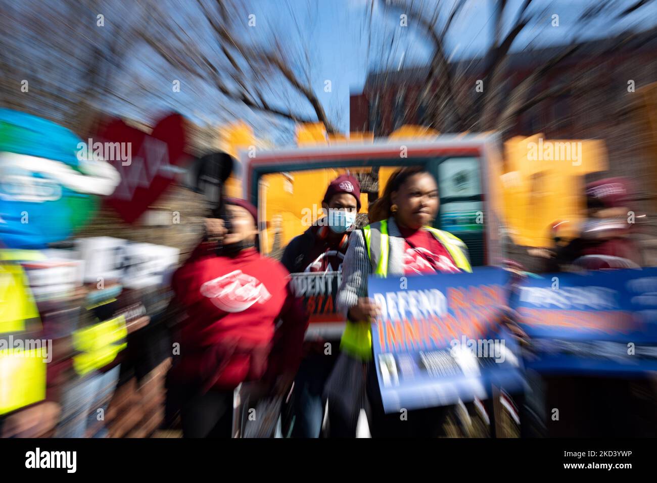 Aktivisten der Einwanderungsrechte versammeln sich am 28. Februar 2022 auf dem Lafayette Square vor dem Weißen Haus zu einer Kundgebung zur Lage der Menschen in der Union und zeigen Herausforderungen auf, die die Regierung Biden ansprechen soll (Foto: Bryan Olin Dozier/NurPhoto) Stockfoto