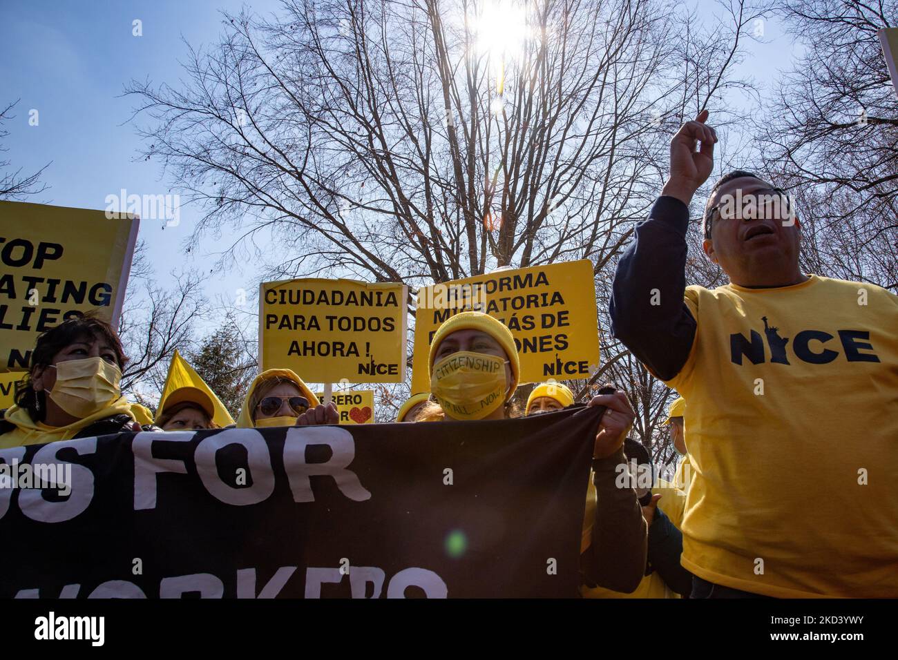 Aktivisten der Einwanderungsrechte versammeln sich am 28. Februar 2022 auf dem Lafayette Square vor dem Weißen Haus zu einer Kundgebung zur Lage der Menschen in der Union und zeigen Herausforderungen auf, die die Regierung Biden ansprechen soll (Foto: Bryan Olin Dozier/NurPhoto) Stockfoto