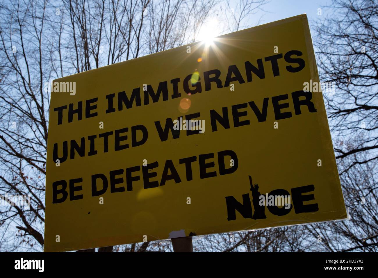 Aktivisten der Einwanderungsrechte versammeln sich am 28. Februar 2022 auf dem Lafayette Square vor dem Weißen Haus zu einer Kundgebung zur Lage der Menschen in der Union und zeigen Herausforderungen auf, die die Regierung Biden ansprechen soll (Foto: Bryan Olin Dozier/NurPhoto) Stockfoto