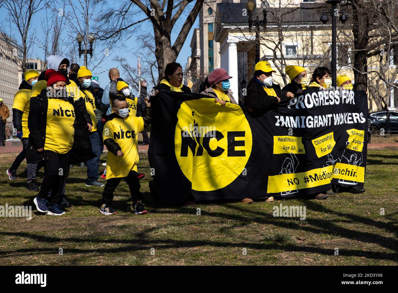 Aktivisten der Einwanderungsrechte versammeln sich am 28. Februar 2022 auf dem Lafayette Square vor dem Weißen Haus zu einer Kundgebung zur Lage der Menschen in der Union und zeigen Herausforderungen auf, die die Regierung Biden ansprechen soll (Foto: Bryan Olin Dozier/NurPhoto) Stockfoto