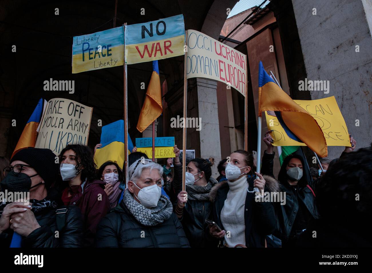 Anti-Kriegs-Slogan der Ukrainer italienischen Einwohner in Pisa, Italien, am 28. Februar 2022. Während russische Truppen in die Ukraine einmarschieren, haben sich Antikriegsdemonstranten auf der ganzen Welt versammelt, um gegen die russische Aggression zu demonstrieren. (Foto von Enrico Mattia Del Punta/NurPhoto) Stockfoto