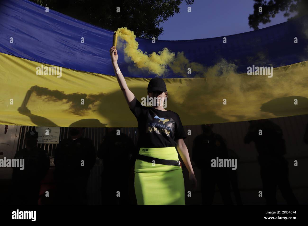 Ein Mitglied der ukrainischen Gemeinschaft zündet ein gelbes Fackeln an, während er vor der russischen Botschaft in Mexiko-Stadt gegen den russischen Präsidenten Wladimir Putin protestiert, nachdem er den Beginn einer militärischen Strategie und Offensive in mehreren ukrainischen Städten angeordnet hatte. (Foto von Gerardo Vieyra/NurPhoto) Stockfoto