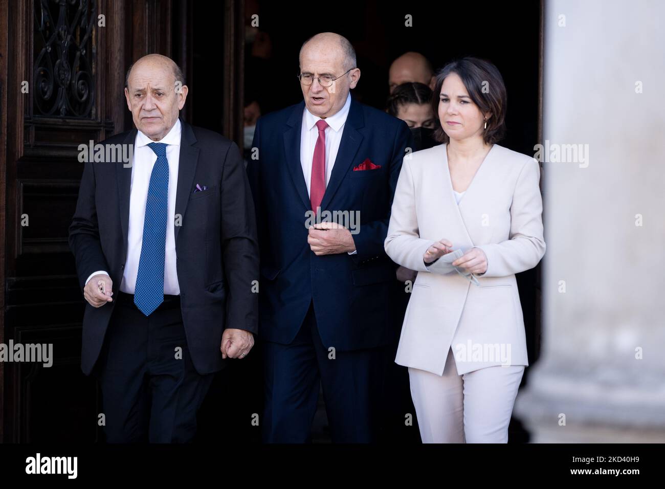 Jean-Yves Le Drian, Annalena Baerbock und Zbigniew Rau beim Treffen der Außenminister des Weimarer Dreiecks (Polen, Deutschland und Frankreich) am 1. März 2022 im Herbst-Palast in Lodz, Polen (Foto: Mateusz Wlodarczyk/NurPhoto) Stockfoto