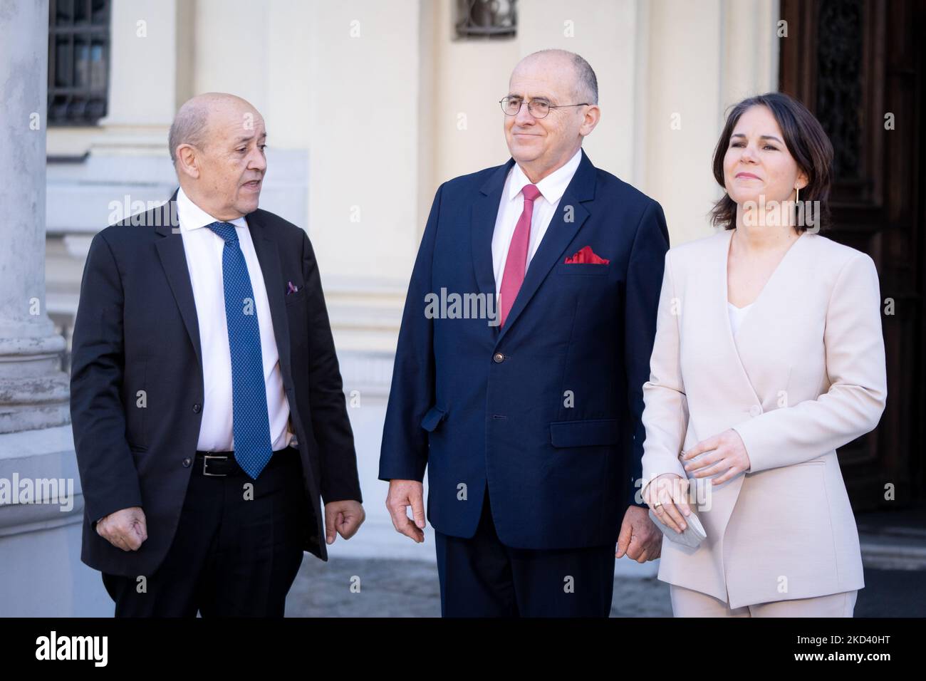 Jean-Yves Le Drian, Annalena Baerbock und Zbigniew Rau beim Treffen der Außenminister des Weimarer Dreiecks (Polen, Deutschland und Frankreich) am 1. März 2022 im Herbst-Palast in Lodz, Polen (Foto: Mateusz Wlodarczyk/NurPhoto) Stockfoto