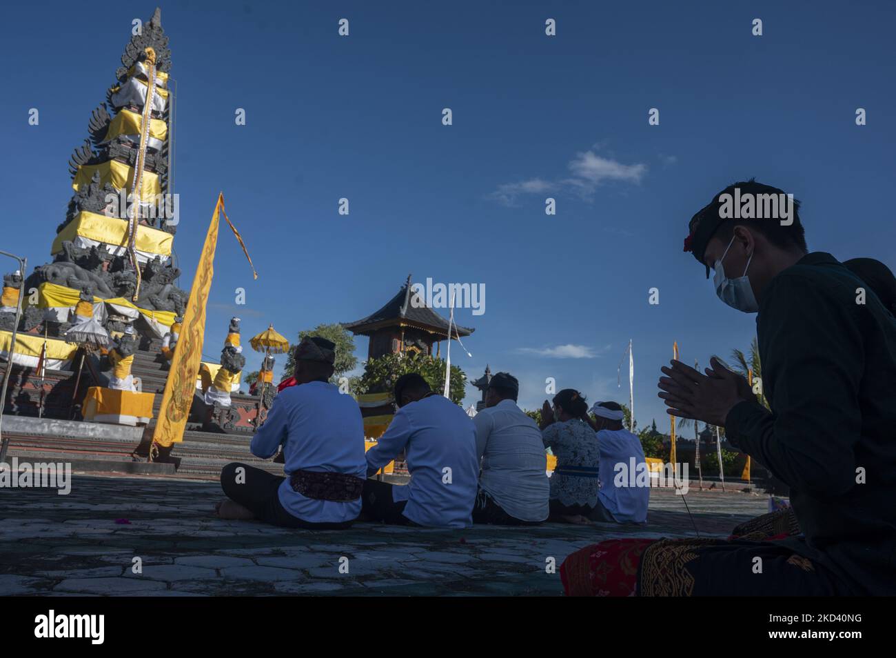 Hindus beten während der Mecaru-Zeremonie am 1. März 2022 in Pura Agung Wanakerta Jagatnatha, Palu, Central Sulawesi Province, Indonesien. Die Gebetsreihe vor dem Nyepi-Tag musste in begrenzter Weise und mit strengen Gesundheitsprotokollen durchgeführt werden, um die Ausbreitung von COVID-19 in Gebieten zu unterdrücken, in denen Beschränkungen für gemeinschaftliche Aktivitäten auferlegt wurden. Nyepi ist der Tag der Wende des Caka-Jahres für Hindus und 2022 ist das Caka-Neujahr 1944. Nyepi ist ein Tag der Selbstreflexion mit dem Ziel, Harmonie und Frieden zu suchen. (Foto von Basri Marzuki/NurPhoto) Stockfoto