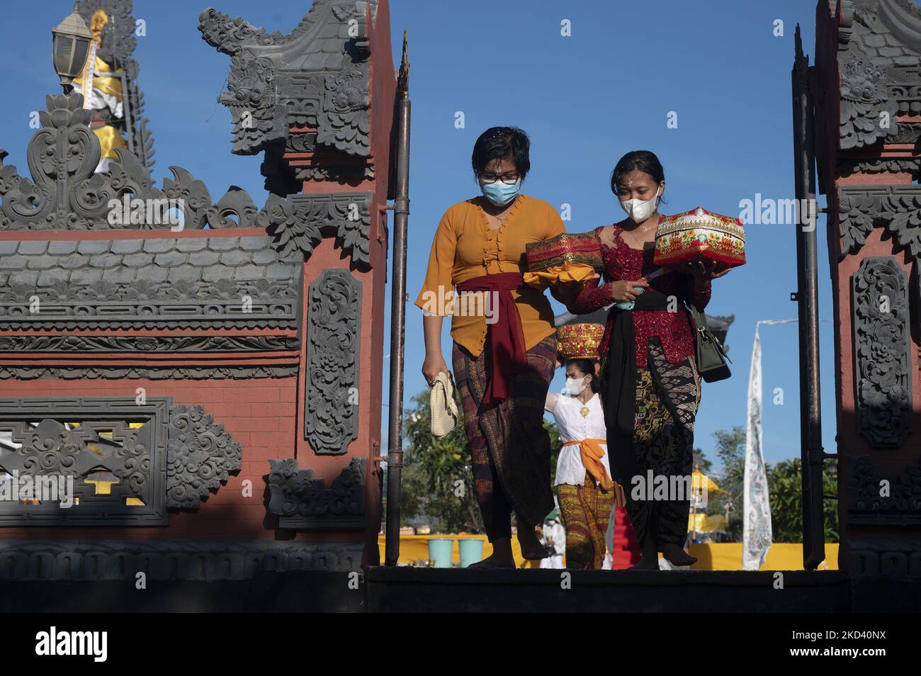 Hindus gehen am 1. März 2022 nach der Mecaru-Zeremonie in der Pura Agung Wanakerta Jagatnatha, Palu, Central Sulawesi Province, Indonesien, aus. Die Gebetsreihe vor dem Nyepi-Tag musste in begrenzter Weise und mit strengen Gesundheitsprotokollen durchgeführt werden, um die Ausbreitung von COVID-19 in Gebieten zu unterdrücken, in denen Beschränkungen für gemeinschaftliche Aktivitäten auferlegt wurden. Nyepi ist der Tag der Wende des Caka-Jahres für Hindus und 2022 ist das Caka-Neujahr 1944. Nyepi ist ein Tag der Selbstreflexion mit dem Ziel, Harmonie und Frieden zu suchen. (Foto von Basri Marzuki/NurPhoto) Stockfoto