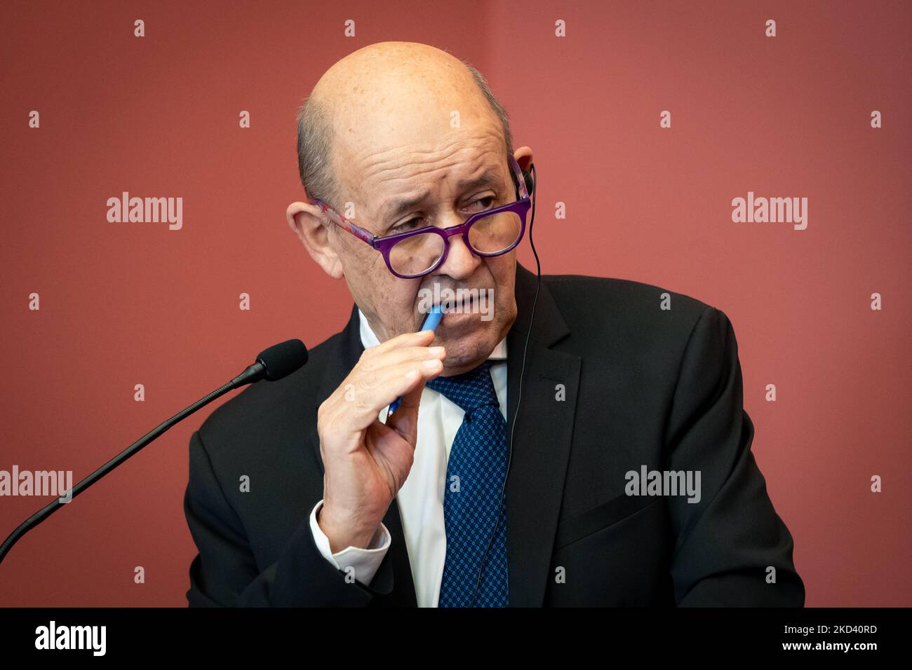 Jean-Yves Le Drian während der Pressekonferenz nach dem Treffen der Außenminister des Weimarer Dreiecks (Polen, Deutschland und Frankreich) am 1. März 2022 im Herbst-Palast in Lodz, Polen (Foto: Mateusz Wlodarczyk/NurPhoto) Stockfoto