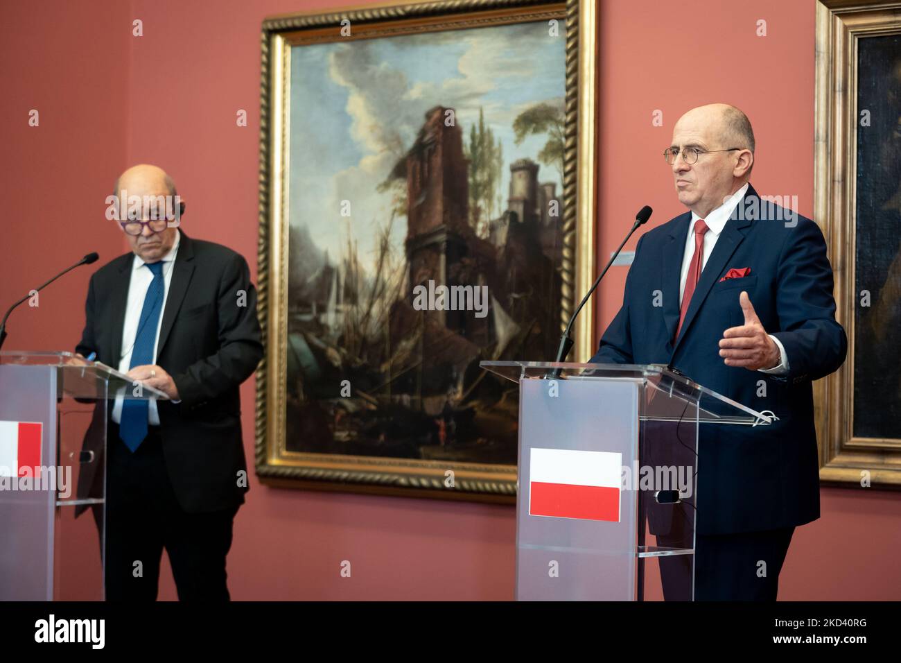 Jean-Yves Le Drian und Zbigniew Rau während der Pressekonferenz nach dem Treffen der Außenminister des Weimarer Dreiecks (Polen, Deutschland und Frankreich) am 1. März 2022 im Herbst-Palast in Lodz, Polen (Foto: Mateusz Wlodarczyk/NurPhoto) Stockfoto