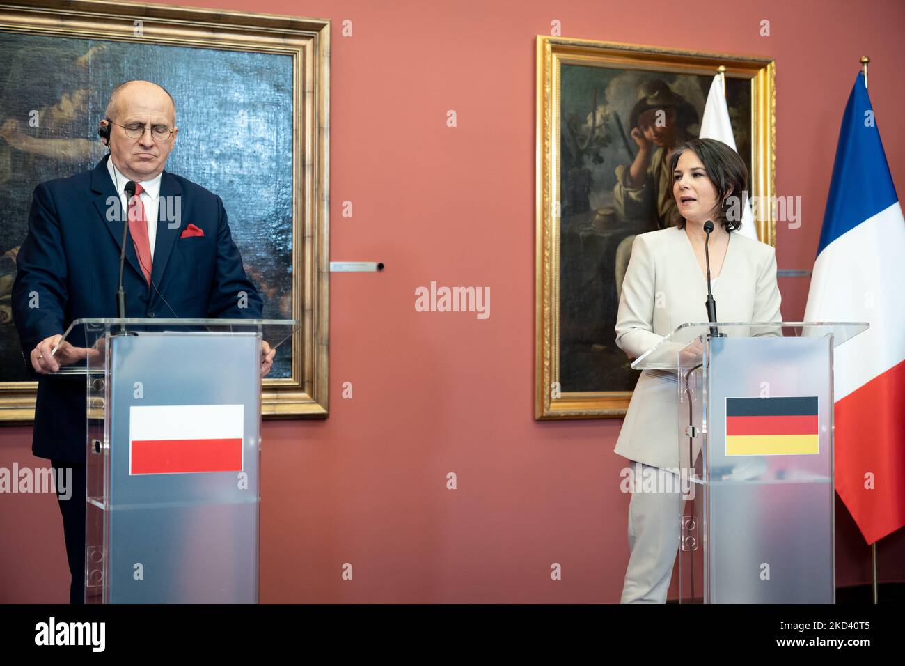 Annalena Baerbock und Zbigniew Rau während der Pressekonferenz nach dem Treffen der Außenminister des Weimarer Dreiecks (Polen, Deutschland und Frankreich) am 1. März 2022 im Herbst-Palast in Lodz, Polen (Foto: Mateusz Wlodarczyk/NurPhoto) Stockfoto