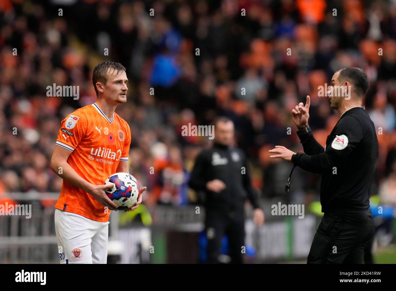 Schiedsrichter Tim Robinson spricht mit Callum Connolly #2 von Blackpool während des Sky Bet Championship Spiels Blackpool gegen Luton Town in der Bloomfield Road, Blackpool, Großbritannien, 5.. November 2022 (Foto by Steve Flynn/News Images) Stockfoto