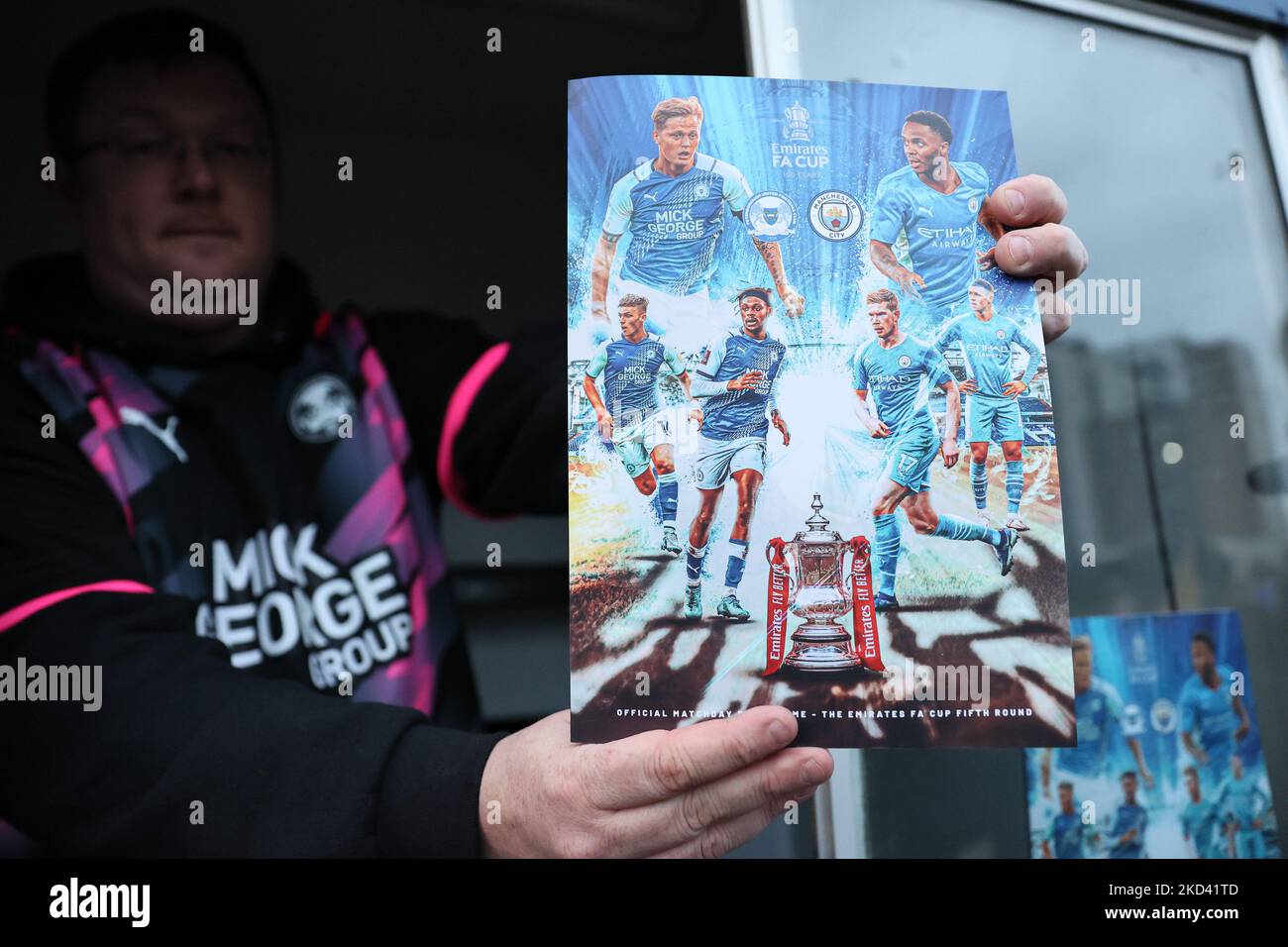 Ein detaillierter Blick auf das Spieltagsprogramm vor dem fünften MATCH-MATCH ZWISCHEN Peterborough United und Manchester City im Weston Homes Stadium, Peterborough, am Dienstag, 1.. März 2022. (Foto: James Holyoak/MI News/NurPhoto) Stockfoto