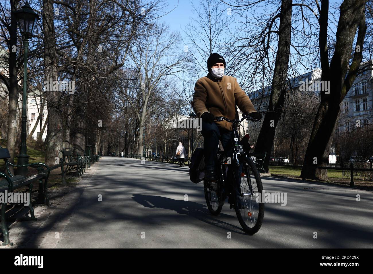 Ein Mann mit einer Gesichtsschutzmaske fährt am 1. März 2022 in Krakau, Polen, mit dem Fahrrad. (Foto von Jakub Porzycki/NurPhoto) Stockfoto