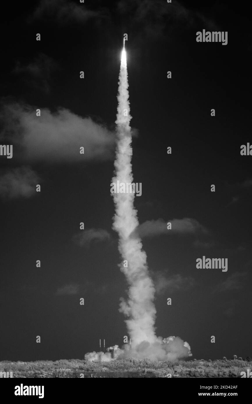 Der MIT einer Infrarot-Kamera aufgenommene GOES-T-Satellit hebt sich von der Cape Canaveral Air Force Station, Florida, USA ab. Der GOES-T ist der dritte der „GOES-R Series“-Satelliten. Dies ist die aktuelle Generation von Wettersatelliten, die von der National Oceanic and Atmospheric Administration (NOAA) betrieben werden. Der Geostationäre operationelle Umweltsatellit (GOES) wird von Lockheed Martin in Littleton, Colorado, USA, gebaut und hat eine erwartete Nutzungsdauer von 15 Jahren. (Foto von George Wilson/NurPhoto) Stockfoto