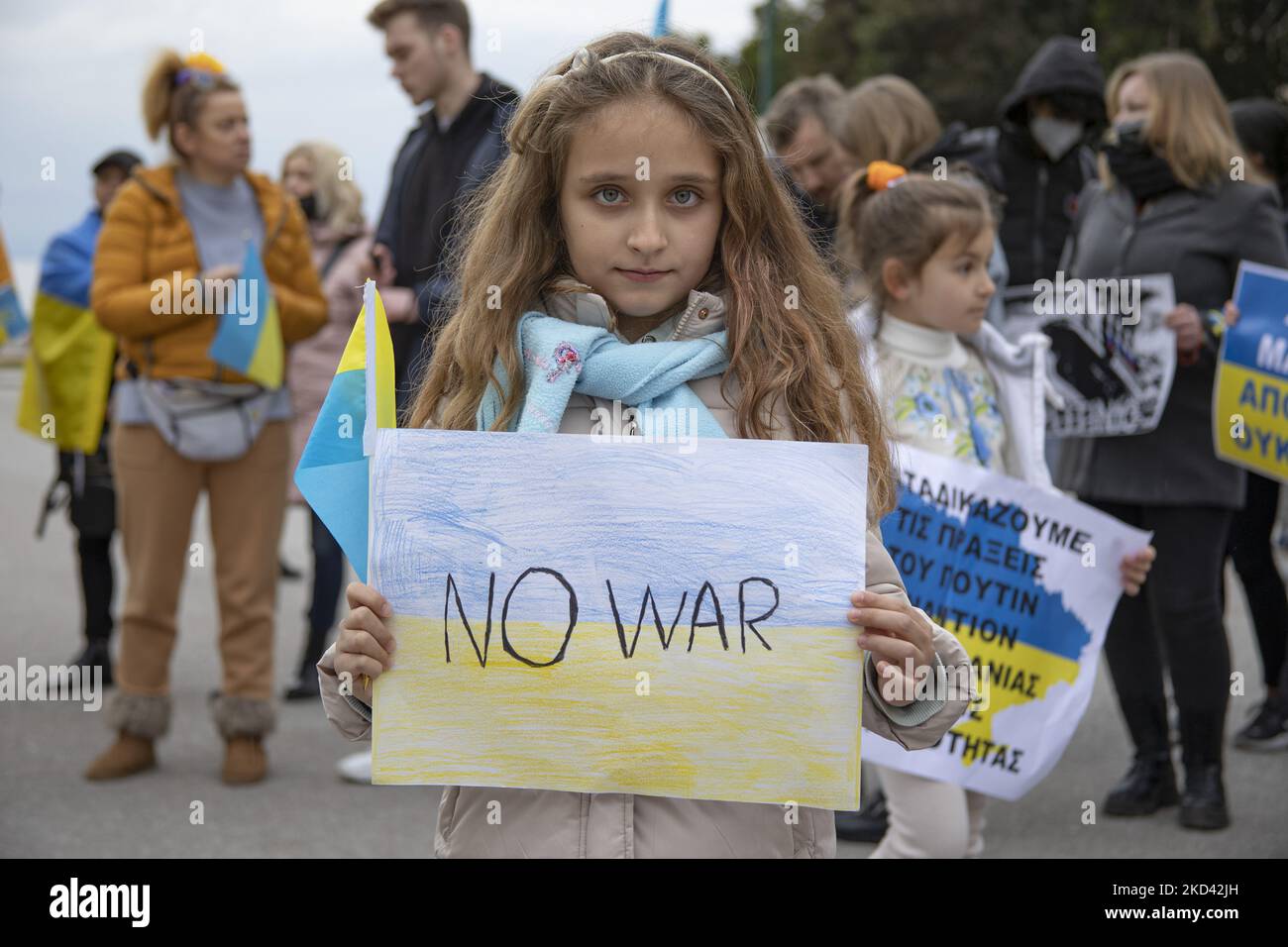 Nahaufnahme eines kleinen Mädchens, das die Flagge der Ukraine mit den Worten „KEIN KRIEG“ hält. Ukrainer, die in Griechenland leben, erheben sich gegen den Krieg mit Russland. Unter den Demonstranten protestieren Einheimische auf dem Aristoteles-Platz in Thessaloniki zur Unterstützung der Ukraine gegen den Krieg mit ukrainischen Fahnen und Transparenten. Banner tragen die Inschriften Hände weg von der Ukraine, Stop war in der Ukraine oder zeigen Präsident Putin als Adolf Hitler. Thessaloniki, Griechenland am 28. Februar 2022 (Foto von Nicolas Economou/NurPhoto) Stockfoto