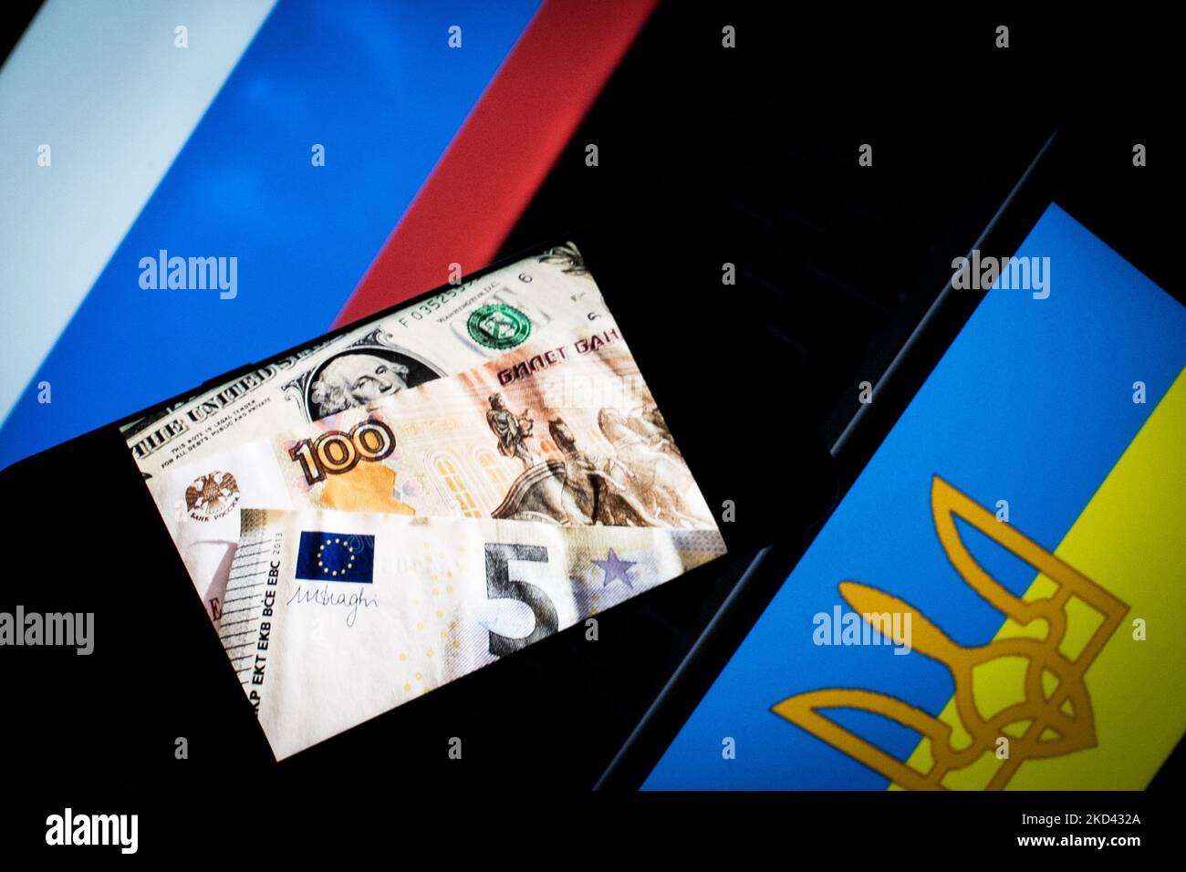 Auf dem Foto zeigt Mitgefühl, die den Euro, den Dollar und Rubel auf einem Smartphone als Hintergrund die Flaggen von Russland und der Ukraine, in Rom, Italien, am 02. März 2022 angezeigt. (Foto-Illustration von Andrea Ronchini/NurPhoto) Stockfoto