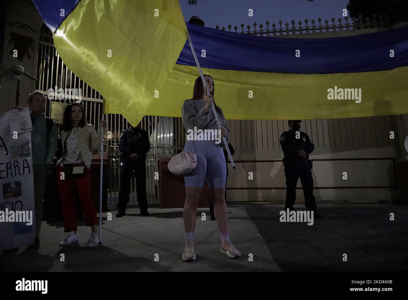 Mitglieder der ukrainischen Gemeinschaft in Mexiko protestieren am 02. März 2022 vor der russischen Botschaft in Mexiko-Stadt, Mexiko. (Foto von Gerardo Vieyra/NurPhoto Stockfoto